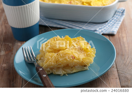 Potatoes a la dauphinoise 24016880