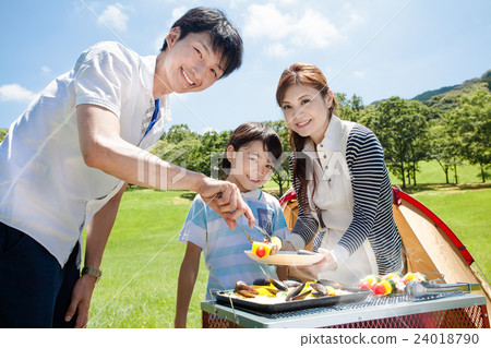 Family of family campground to do barbecue Family of family campground to do barbecue 24018790