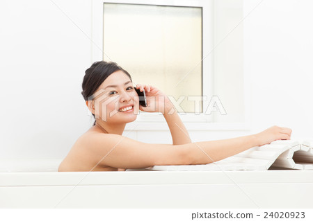 Women calling in the bath 24020923