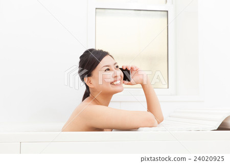 Women calling in the bath 24020925