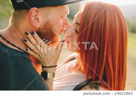 Photo beautiful couple in the mountains 24023983