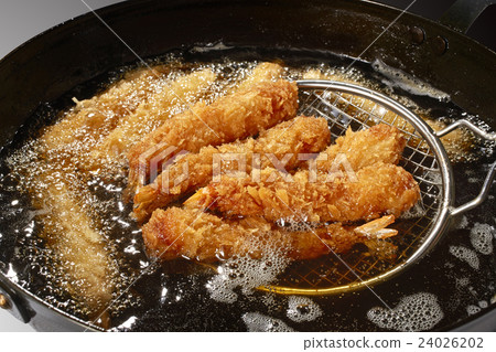 Fried shrimp (in cooking) Fried shrimp (in cooking) 24026202