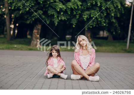 young family mother and daughter young family mother and daughter 24026798