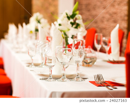 Dinner wedding table setting 24027163