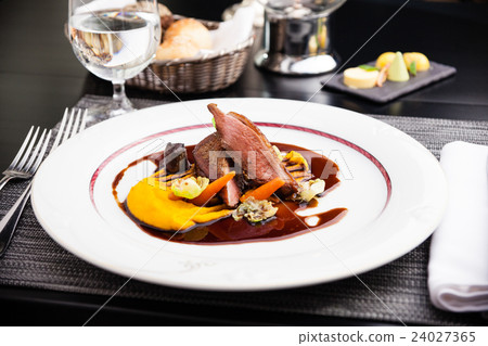 Roasted duck fillet 24027365