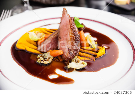 Roasted duck fillet 24027366