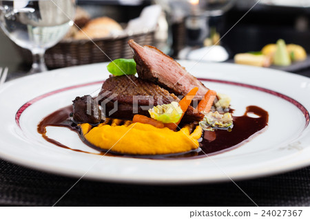 Roasted duck fillet 24027367