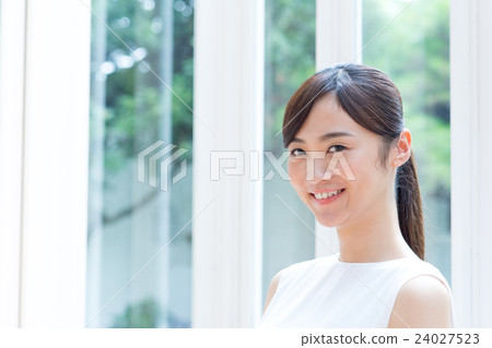年輕的女士 年輕的女士 24027523