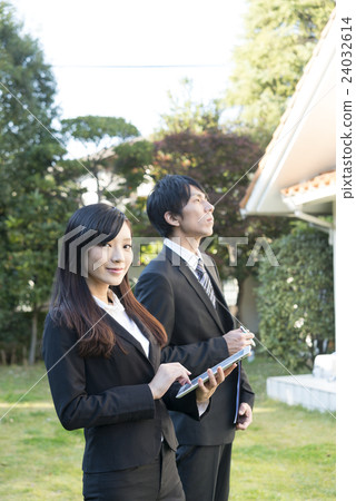 確認房地產的女商人和商人 24032614