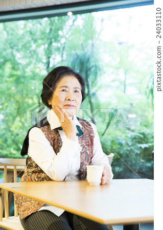 Senior female photography cooperation: TENOHA DAIKANYAMA 24033110