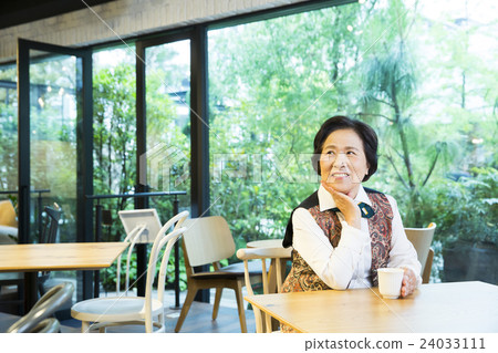 Senior female photography cooperation: TENOHA DAIKANYAMA 24033111