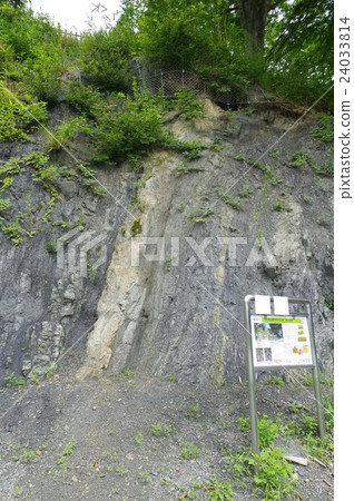 信州Ina Nagaya地區Mizotuchi露頭南阿爾卑斯山地質公園,在那裡可以看到中間構造線露頭斷層帶 信州Ina Nagaya地區Mizotuchi露頭南阿爾卑斯山地質公園,在那裡可以看到中間構造線露頭斷層帶 24033814
