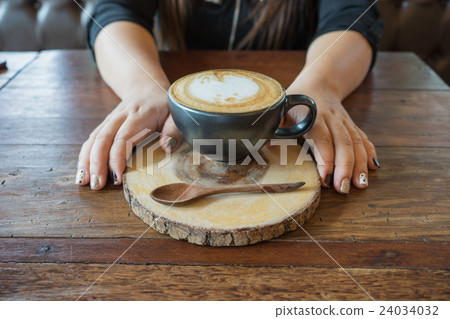woman hand hot fresh coffee 24034032