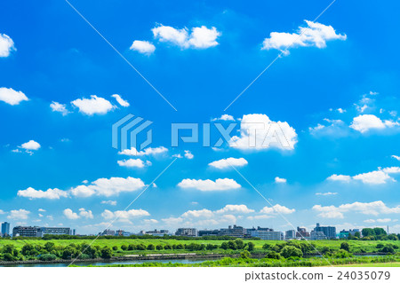 [Tokyo] Refreshing blue sky and riverbed 24035079