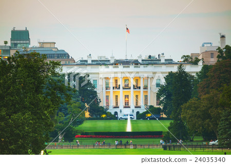 The White House building in Washington, DC 24035340