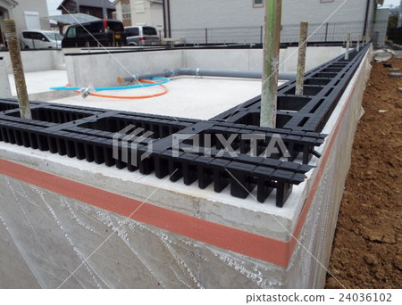 在地基和地基之間放置一個通風填料 在地基和地基之間放置一個通風填料 24036102