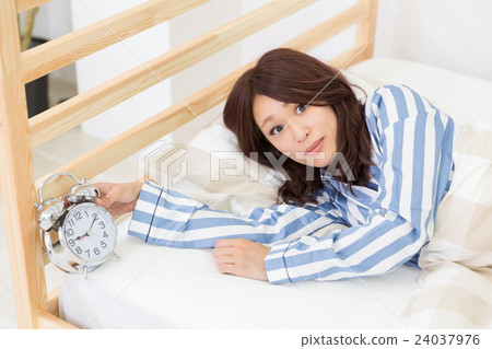A woman who gets up late 24037976