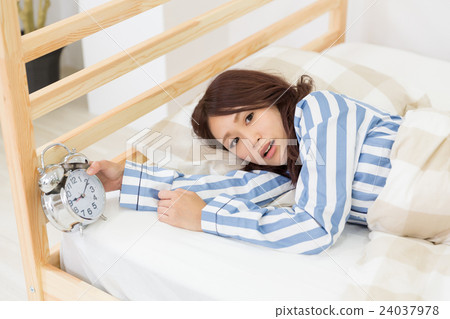 A woman who gets up late 24037978