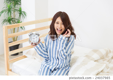A woman who gets up late A woman who gets up late 24037985