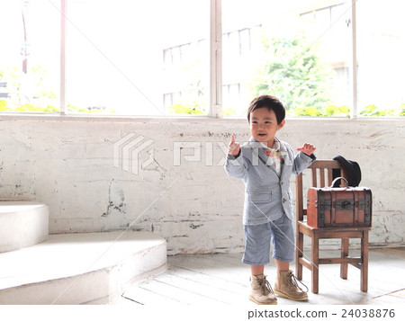 A boy standing with a smile standing forefinger 24038876