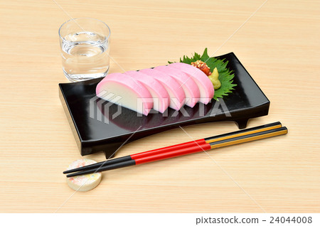 享用小吃，木板（Kamaboko，Kamaboko）。加入梅子肉和芥末。 24044008