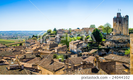 panoramic view of Saint-Emilion near Bordeaux 24044102