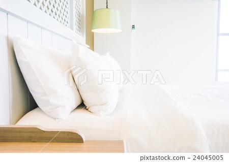 Pillow on bed Pillow on bed 24045005
