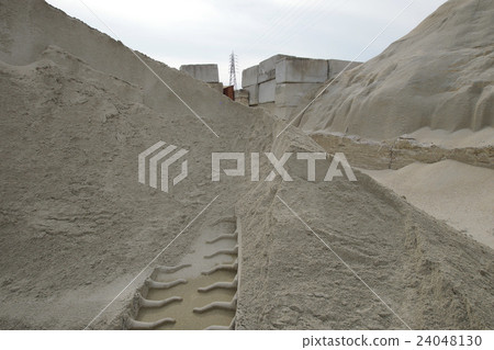 在水泥材料·礫石處 在水泥材料·礫石處 24048130