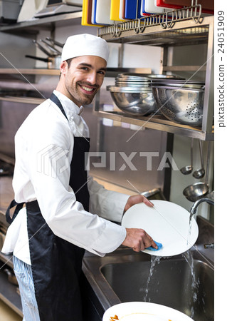 Handsome employee doing dishes 24051909