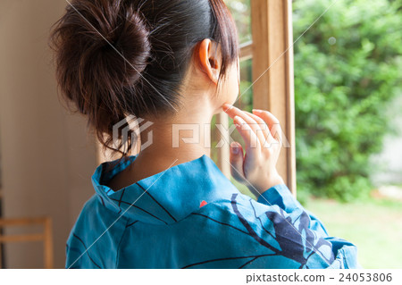 The back of a woman in a yukata robe 24053806