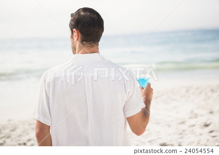 Man drinking cocktail on the beach 24054554