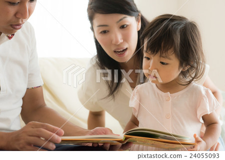 Families reading picture books 24055093