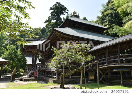 [Saigoku Kannon Pilgrimage] No. 29, the side of the main hall in the midsummer green of Matsunoo Temple, Maizuru City, Kyoto Prefecture 24057591