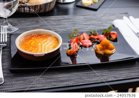 Creme brulee with strawberry Creme brulee with strawberry 24057636
