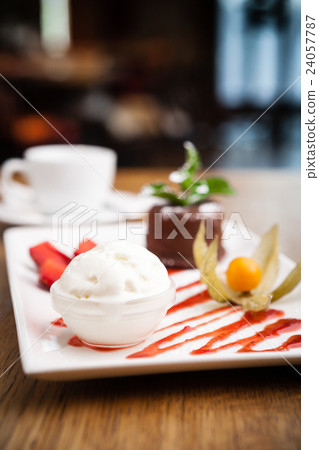 Chocolate fondant with ice cream 24057787