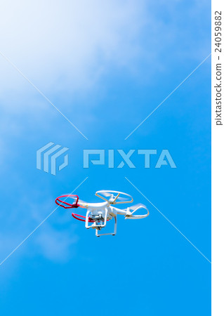 無人機無人駕駛飛行器無線電飛行員飛機四角Cotter天空藍天字符空間 24059882