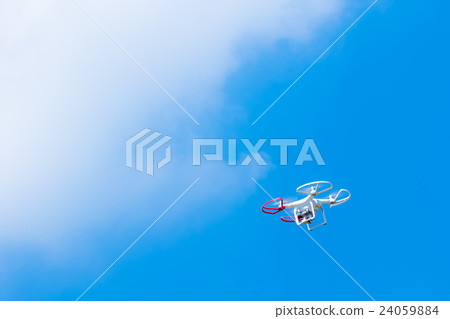 無人機無人駕駛飛行器無線電飛行員飛機四角Cotter天空藍天字符空間 24059884