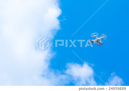 無人機無人駕駛飛行器無線電飛行員飛機四角Cotter天空藍天字符空間 24059889