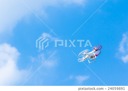 無人機無人駕駛飛行器無線電飛行員飛機四角Cotter天空藍天字符空間 24059891