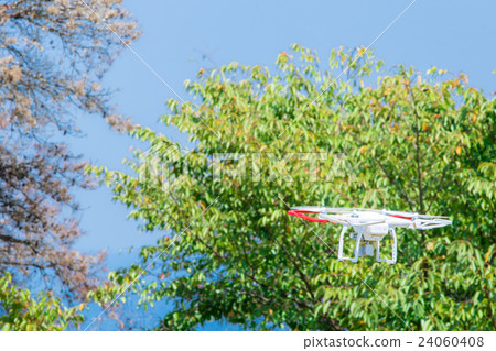 無人機無人駕駛飛行器無線電飛行員飛機四角Cotter天空藍天字符空間 24060408