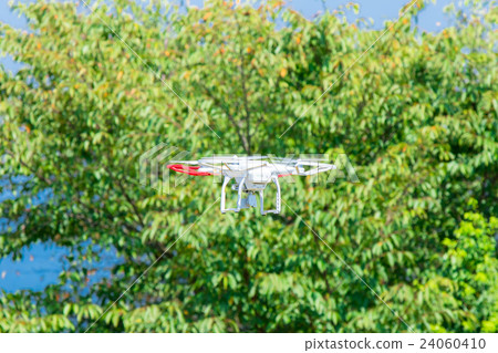 Drone unmanned aerial vehicle radio pilot aircraft Quad Cotter sky blue sky character space 24060410