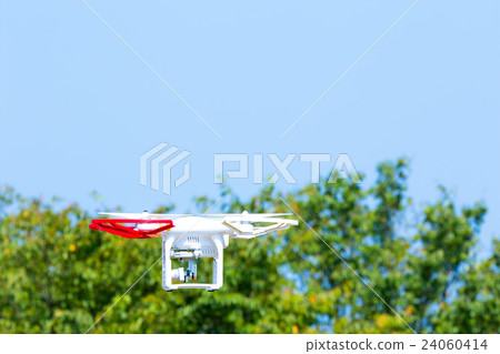 無人機無人駕駛飛行器無線電飛行員飛機四角Cotter天空藍天字符空間 24060414