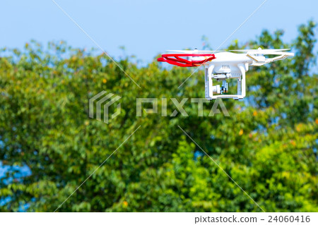 無人機無人駕駛飛行器無線電飛行員飛機四角Cotter天空藍天字符空間 24060416