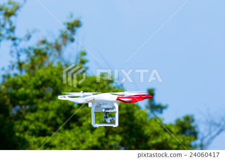 無人機無人駕駛飛行器無線電飛行員飛機四角Cotter天空藍天字符空間 24060417