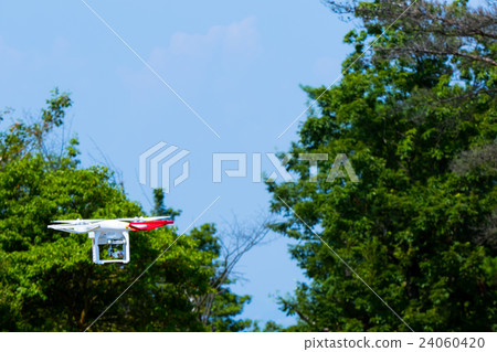 無人機無人駕駛飛行器無線電飛行員飛機四角Cotter天空藍天字符空間 24060420