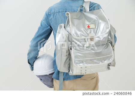 男子攜帶疏散物品 男子攜帶疏散物品 24060846