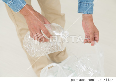 Separation of PET bottles Separation of PET bottles 24061182