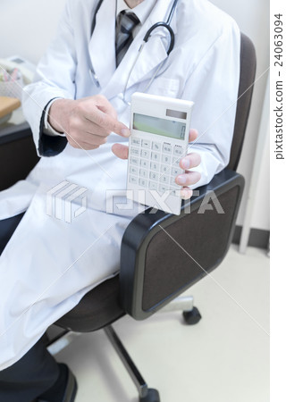 A doctor A doctor 24063094