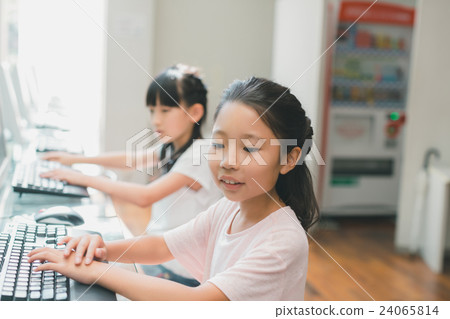primary school student, schoolchild, schooler 24065814