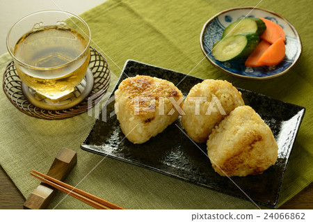 Grilled rice ball 24066862